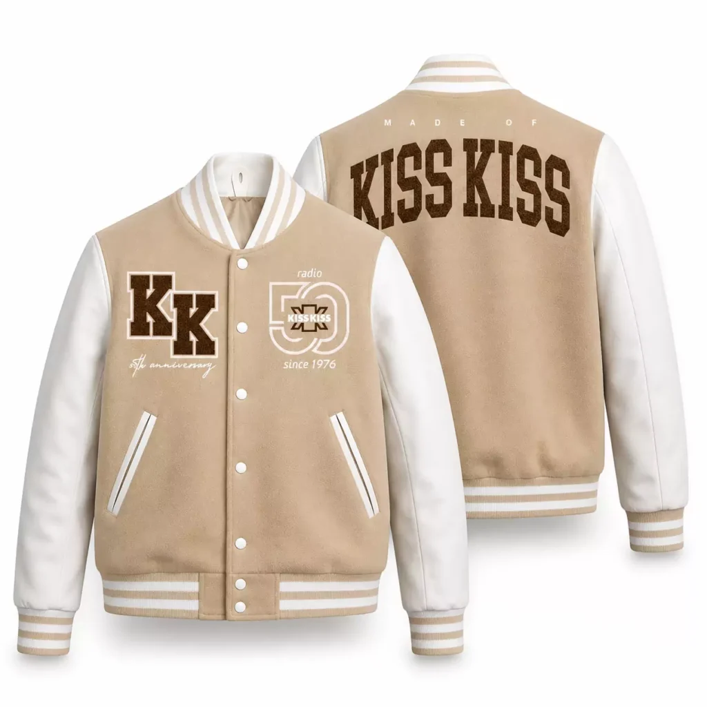 Bomber College 50th Anniversary. Giubbotto varsity fotografato su sfondo bianco in composizione frontale e posteriore. Il fronte mostra corpo beige con maniche bianche, chiusura a bottoni e dettagli a righe su colletto, polsini e fondo, con grafiche “KK”, “Radio Kiss Kiss since 1976” e “50th anniversary” sul petto. Il retro presenta la scritta “KISS KISS” in grande formato con effetto tessuto tono su tono e la dicitura “MADE OF” nella parte superiore, mantenendo uno stile college coordinato e celebrativo.