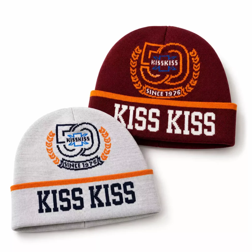 Cappellino in Lana 50th Anniversary Kiss Kiss in 100% acrilico. Comfort, stile urban e design college esclusivo per l’inverno.