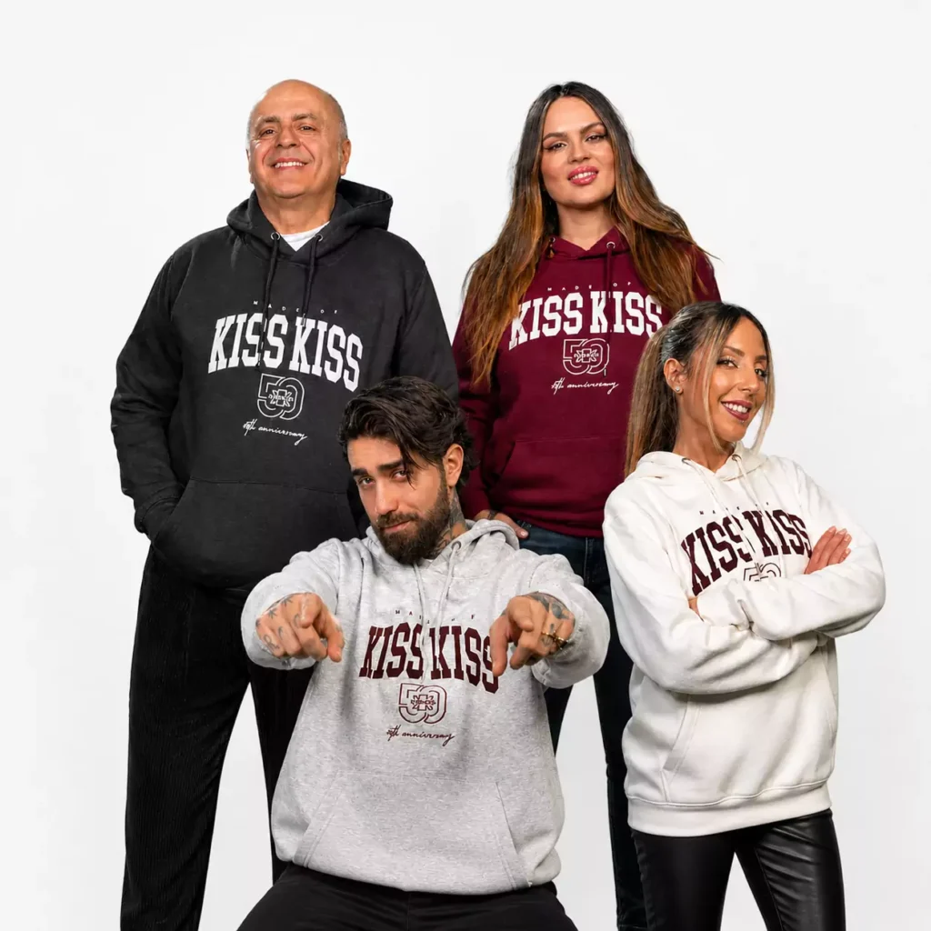 Felpa College 50th Anniversary Kiss Kiss: comfort, stile varsity e design urban in quattro varianti colore.