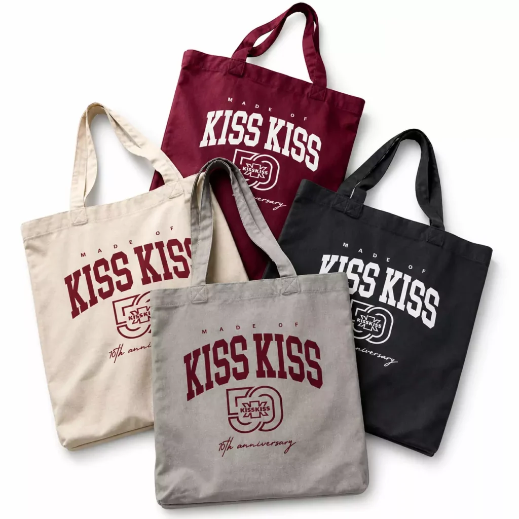 Shopper Premium Kiss Kiss in 100% cotone con manico lungo. Design urban e stile casual in quattro varianti colore.